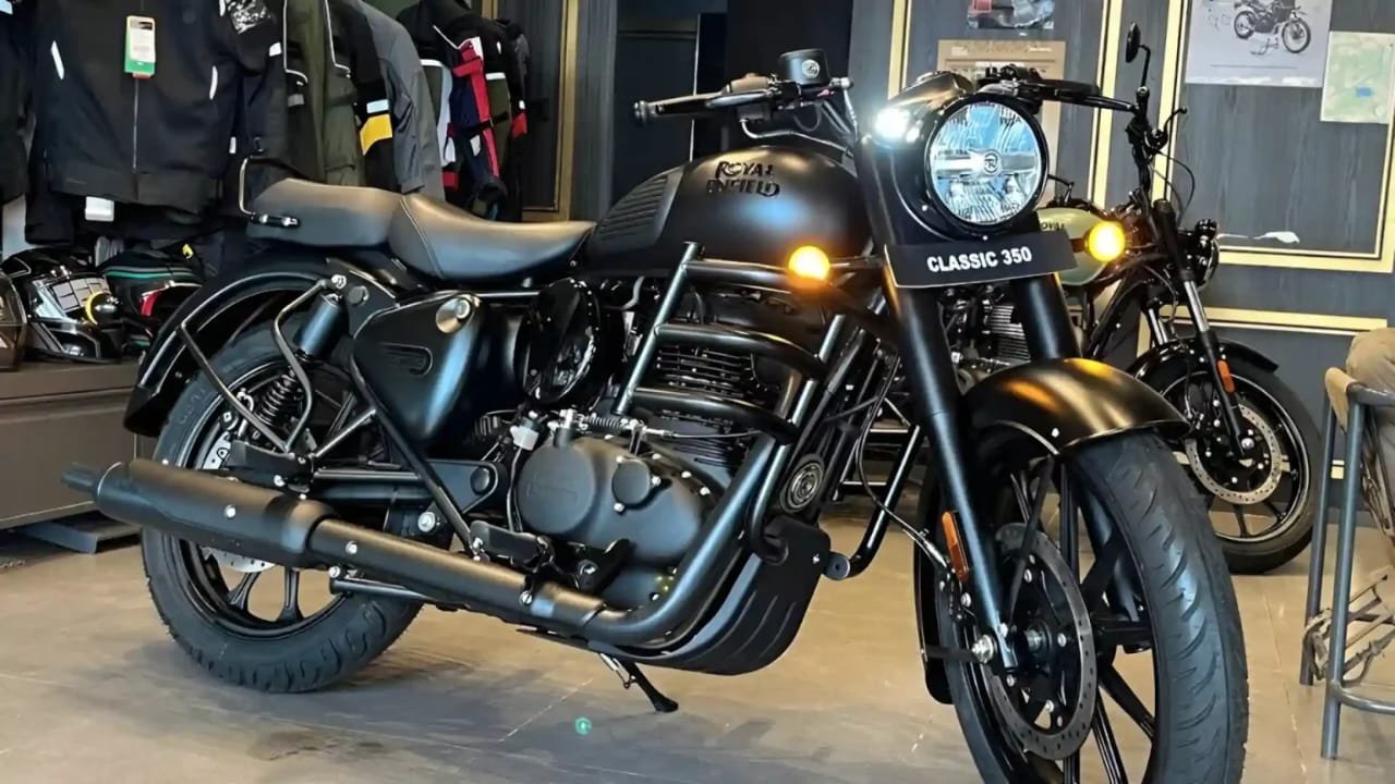 Royal Enfield Classic 350 – 349cc J-Series Engine, Timeless Retro Design & Advanced Digital Console for Modern Riders, Book Now!